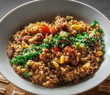 Жареный рис с курицей