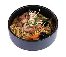 Яичная лапша с пряной свининой в соусе терияки