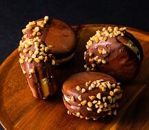 Десерт Macarons big солёная карамель-арахис 