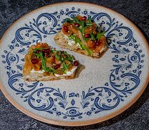Храшунеби с лососем, сливочным сыром, авокадо и гранатом