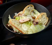 Салат Цезарь с цыпленком и анчоусом 