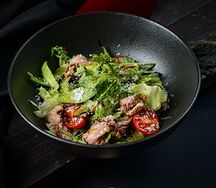 Салат с ростбифом, томатами черри и руколой