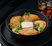 Мини-чебуреки с мраморной говядиной и соусом тартар