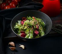 Микс салата с рулетом из печеной свеклы и кедровым орехом