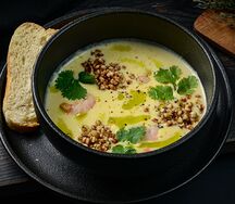 Кукурузный чаудер с кревектами и попкорном из гречки 