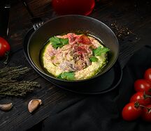 Бефстроганов из говяжьей вырезки с грибами, луком и картофельным пюре