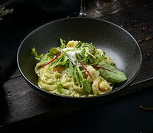 Паста с тигровыми креветками и соусом песто 