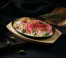 Вареники с картофелем, луком, шкварками из бекона в сливочном соусе с укропным маслом