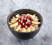 Банановый десерт cо сладкой начинкой и орешками