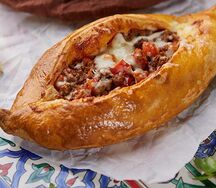Хачапури с говядиной и томатами