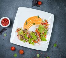 Салат с мясными копченостями