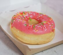 Донат клубничный 