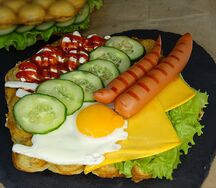 С сосиской и яйцом