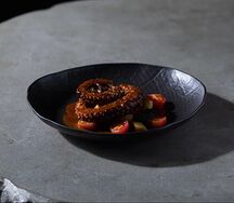 Осьминог марокканский с томатами и брокколи 