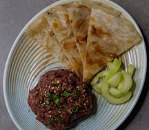 Тартар из говядины с копченым костным мозгом