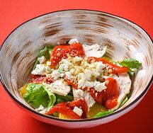 Салат с куриным филе, перцем конфи и гранатовым соусом