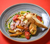 Теплый салат с беконом и охотничьими колбасками