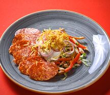 Мясной салат с салями и хрустящим картофелем