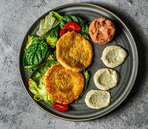 Драники с лососем и фирменным кремом, 140 г