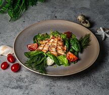 Салат микс из угря, зелени с перепелиным яйцом, 135 г
