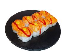 Запеченый ролл с крабом и лососем спайси