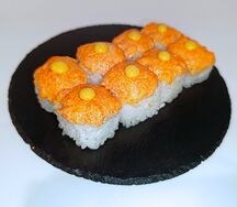 Запеченый ролл с крабом и лососем