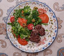 Медальоны из телятины с рукколой и пармезаном