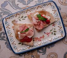 На воздушной фокачче с прошутто и клубникой