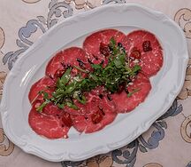 Карпаччо из говядины с рукколой и пармезаном