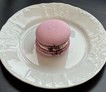 Макарон Черная смородина