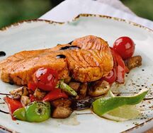 Стейк из семги с овощами и соусом тархун