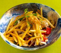 Салат с куриной грудкой и картошкой фри