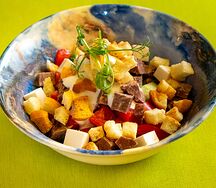 Салат мясной с овощами и гренками