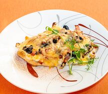 Куриная отбивная с черносливом и свининой 
