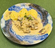Бедро цыпленка с грибами и картофельно-сырным пюре