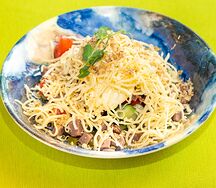 Салат с языком, овощами и грецким орехом 
