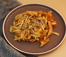 Удон с курицей и острым соусом