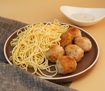 Куриные шарики со спагетти и сливочным соусом