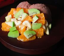 Mangal Салат из свежих фруктов с клубничный с мороженым 