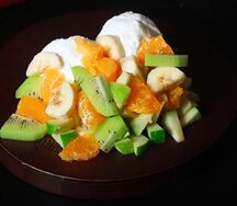 Mangal  из свежих фруктов с ванильным мороженным