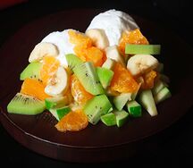 Mangal Десерт из свежих фруктов с ванильным мороженным