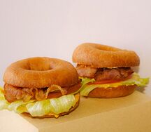 Пончики с беконом, скремблом и чеддером
