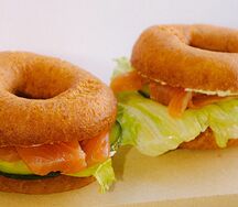 Пончики с лососем, сырным кремом и огурцом