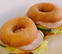Пончики с ветчиной из индейки, сырным кремом и болгарским перцем