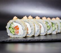 Ролл в кунжуте с копченым лососем 