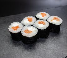 Малый ролл с лососем и сыром 