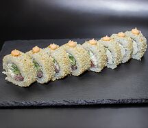 Ролл в кунжуте с тунцом