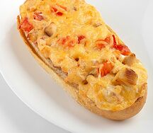 Горячий бутерброд с курицей и помидором