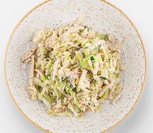 Салат с курицей и кунжутным соусом