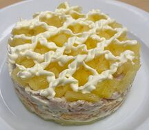 Салат с курицей и ананасами
